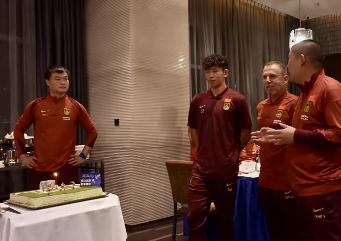 国足在驻地为刘诚宇庆生国足东亚杯集训日前，刚刚集中备战东亚杯的中国男足，就在驻
