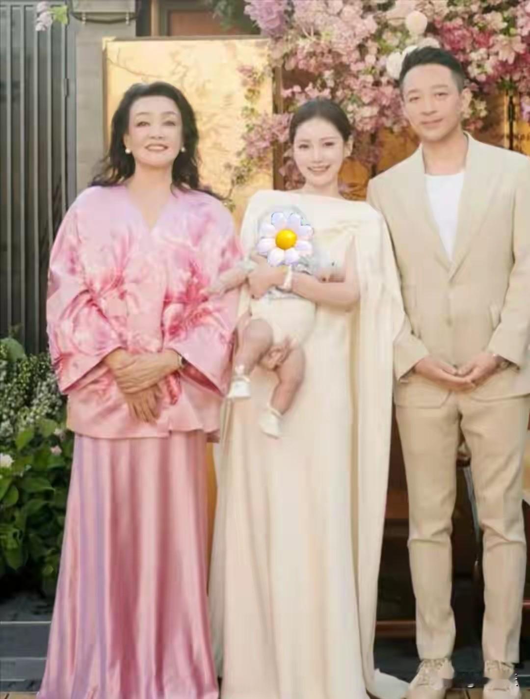 哈哈，能让汪小菲一家“闭嘴”的，也只有张颖颖了！今年8月张颖颖鲨疯了，从马筱梅