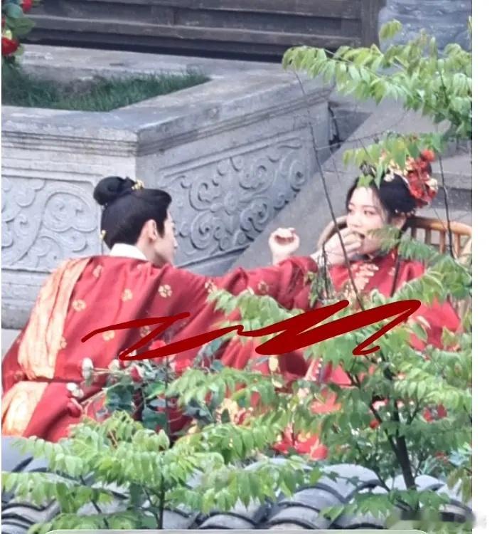 这俩好像从开拍就一直很开心