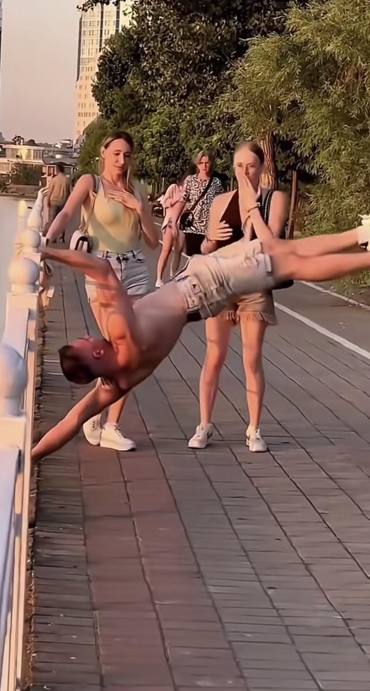 老外身大力不亏，各种动作竟然没有撼动看似轻巧单薄的石头护栏；另外有地方