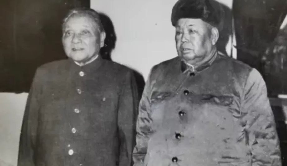 1985年，一位护士在查房时发现，病房里的许世友将军面色发紫，脖子还被一条白色的
