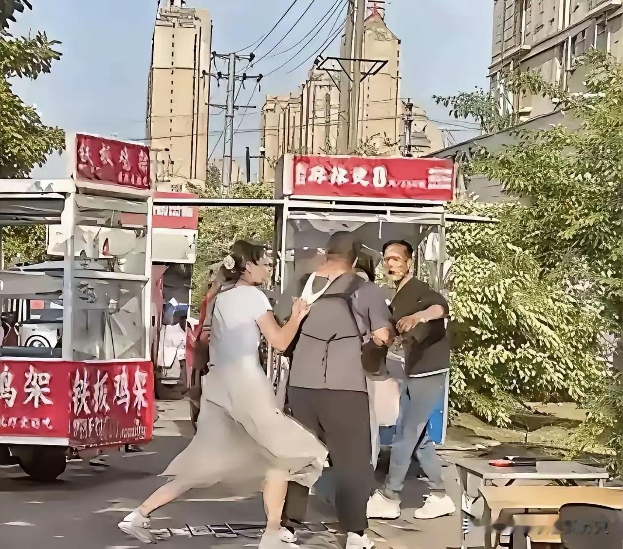 这画面能让我笑一年！安徽街头出现的“内裤头套名场面”，直接让路边摊秒变“行为艺术