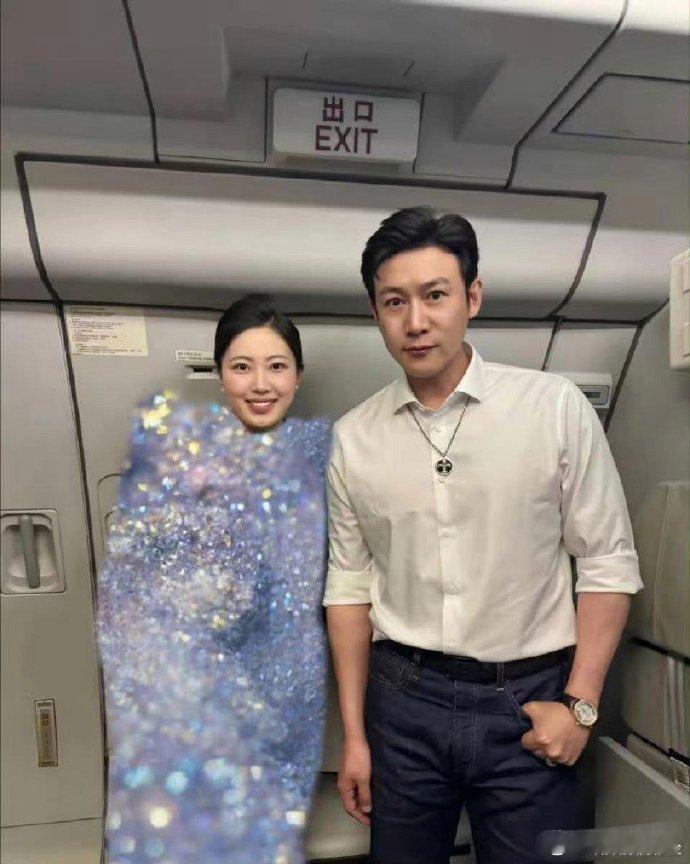 空姐与陆毅合照，空姐这衣服的马赛克是不是离谱了点啊​​​