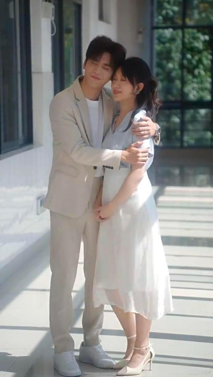 导演没有一点生活经验吗？能不能给短剧里的孕妇安排一双平底鞋？万一摔倒了呢？