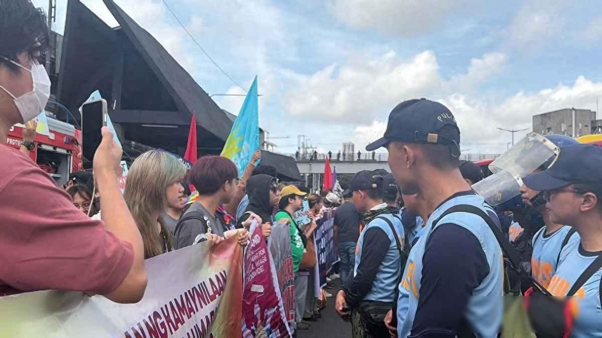 抓了51人还堵不住嘴！马科斯演讲现场彻底失控，知名歌手也落网2026年7月27