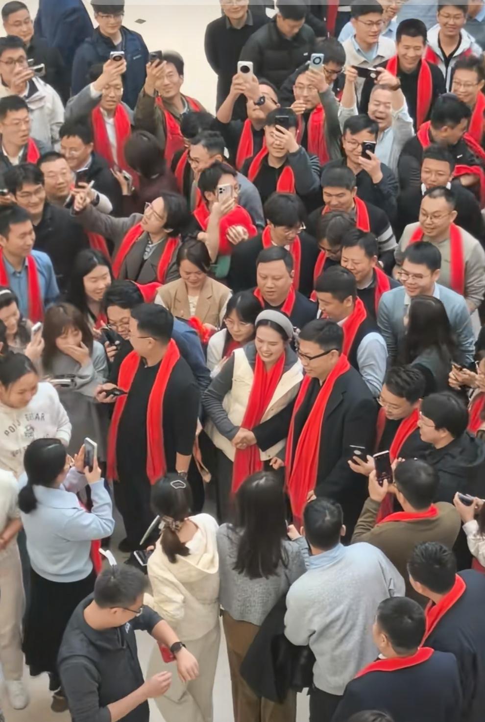 2月15日，有网友分享视频，余承东探望华为安徽区域总部员工。视频中，余承东笑