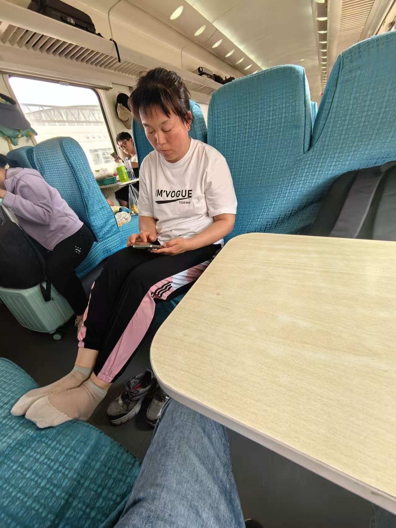 绿皮车上碰到这样的旅客怎么办？