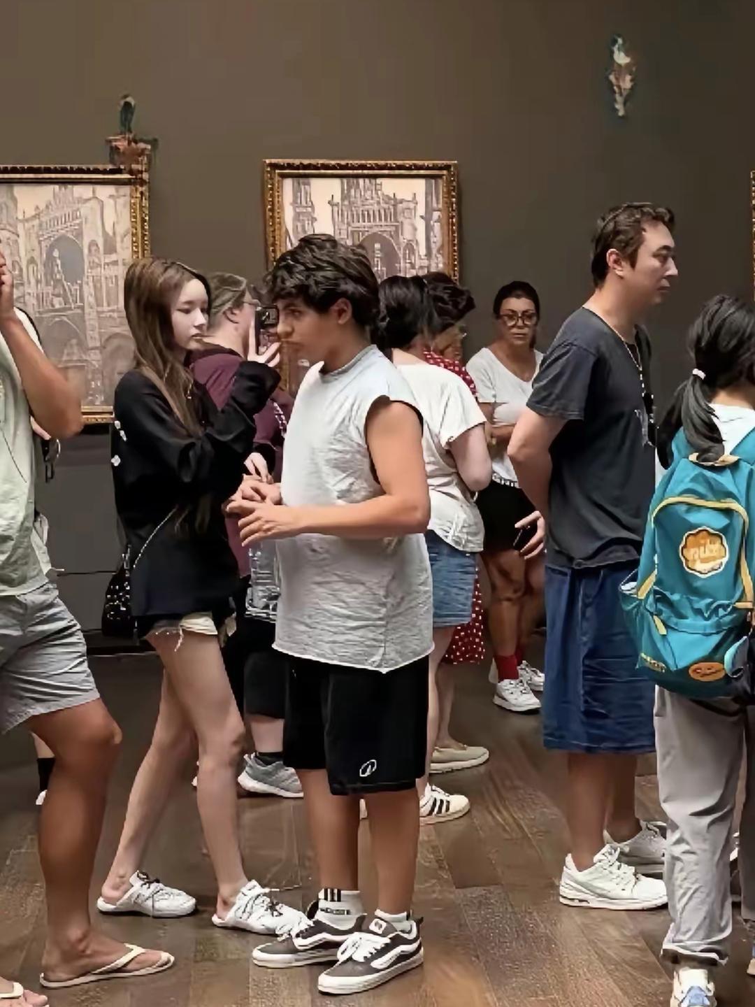 王思聪陪29岁女友逛奥塞博物馆，很瘦染黄色头发，像精神小妹