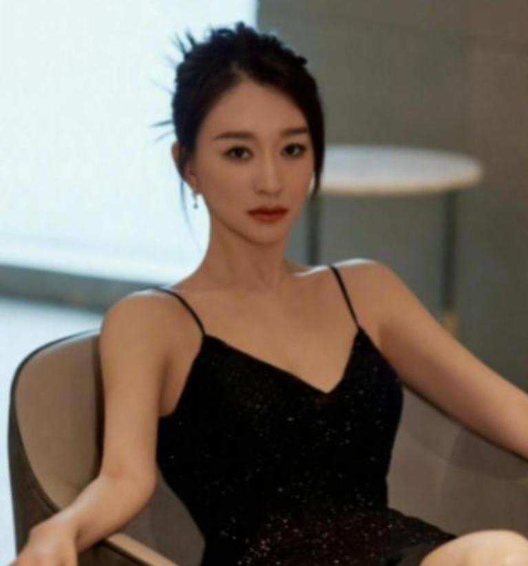 2010年，李小冉被前男友用艾滋针头抵住喉咙吓得她哭泣求饶，他放过了李小冉，转身