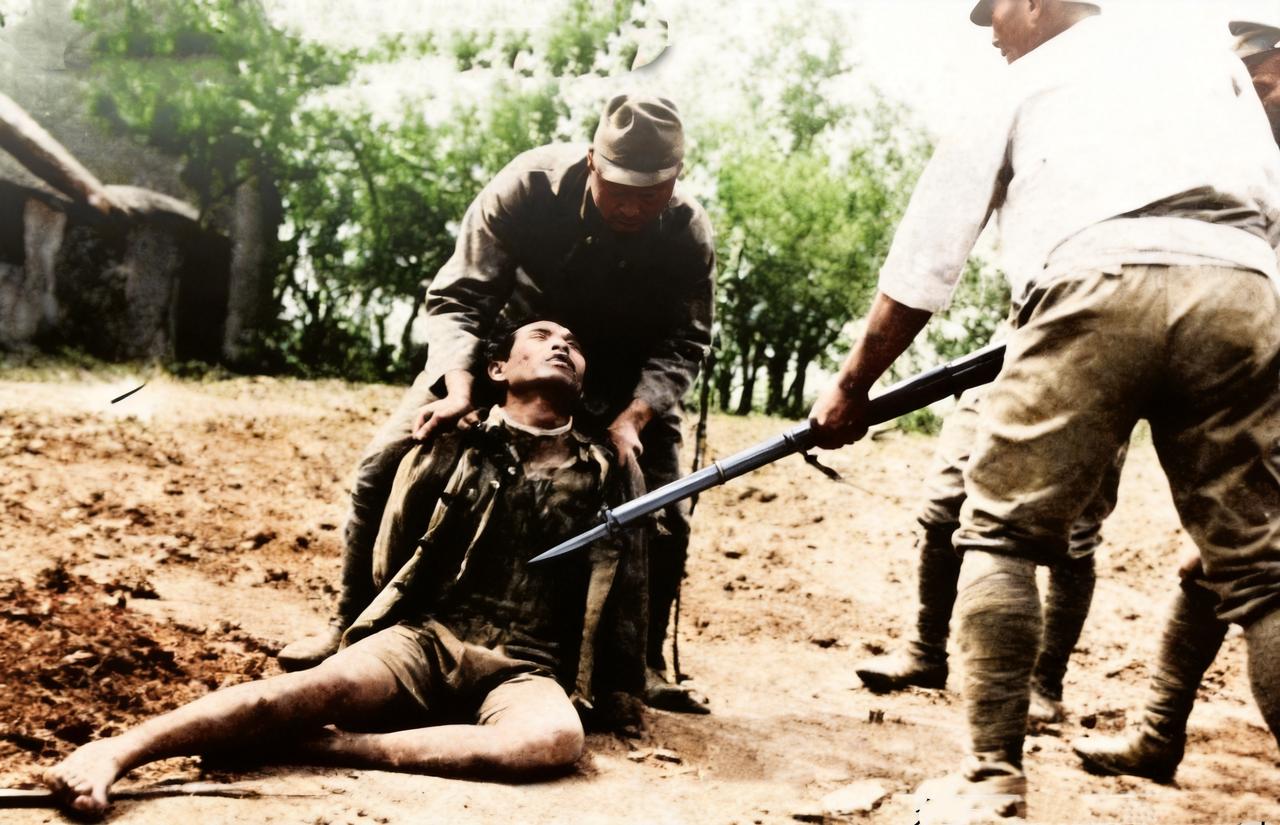 这是抗战时两名日寇刺杀一名男子。一名日寇牢牢地抓住男子，而另一名日寇用手中的刺刀