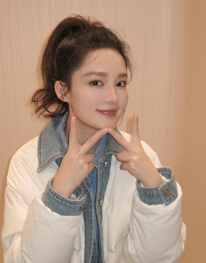 李沁工作室发了个小动作，粉丝直接炸锅。一句话：吃了吗？这四个字，顶俩大新闻。