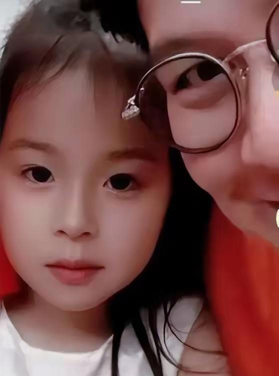 这小美女比她妈美了十个档次，长大是个美人坯子