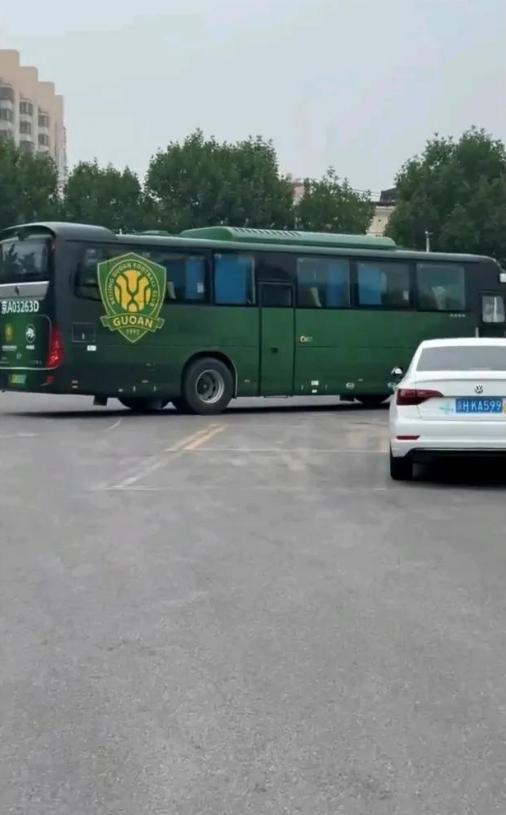 别嘲笑国安大巴车被拖走了！6月29日下午，北京的球迷们议论纷纷，关于北京