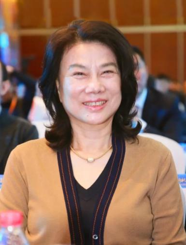 2004年，董明珠像发狂的母狮子大吼：“你们9亿就要把格力卖给老美，休想！”领导