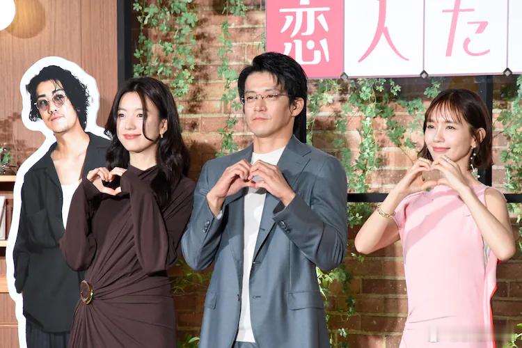 小栗旬、韩孝周、中村由利出席了Netflix剧集《匿名恋人》的粉丝见面会。​​