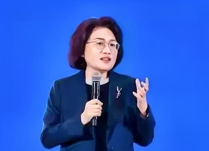 何庭波女士可能没想到，她信心满满地发布了“韬（τ）定律”，全球为之震惊，而中文互