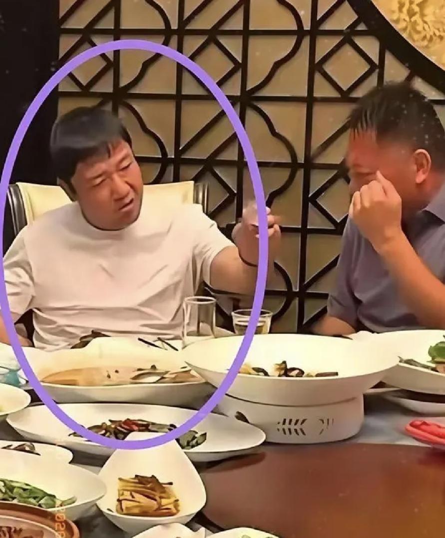 贾冰喝8+1，我忍了。他吃饭期间说脏话，我也忍了。唯一让我忍不了的是，一