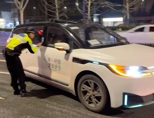 3月31日晚，武汉近百辆百度萝卜快跑L4级自动驾驶出租车突然集体“趴窝”，车辆停