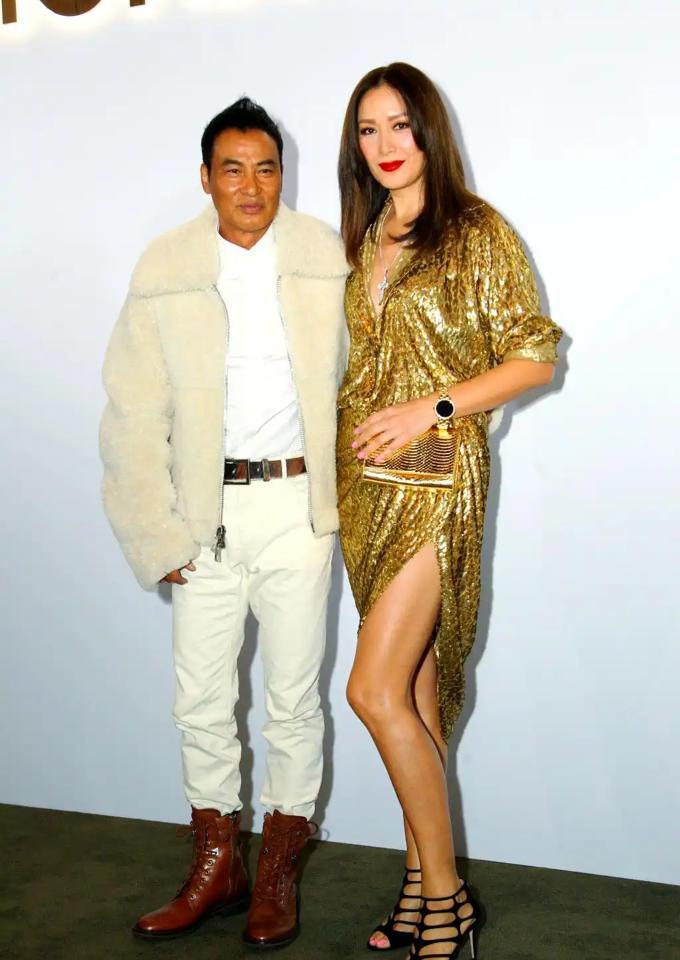 台上那一刀捅过来，生锈的水果刀，换别人早慌成一团。任达华没躲没叫，条件反射抬手