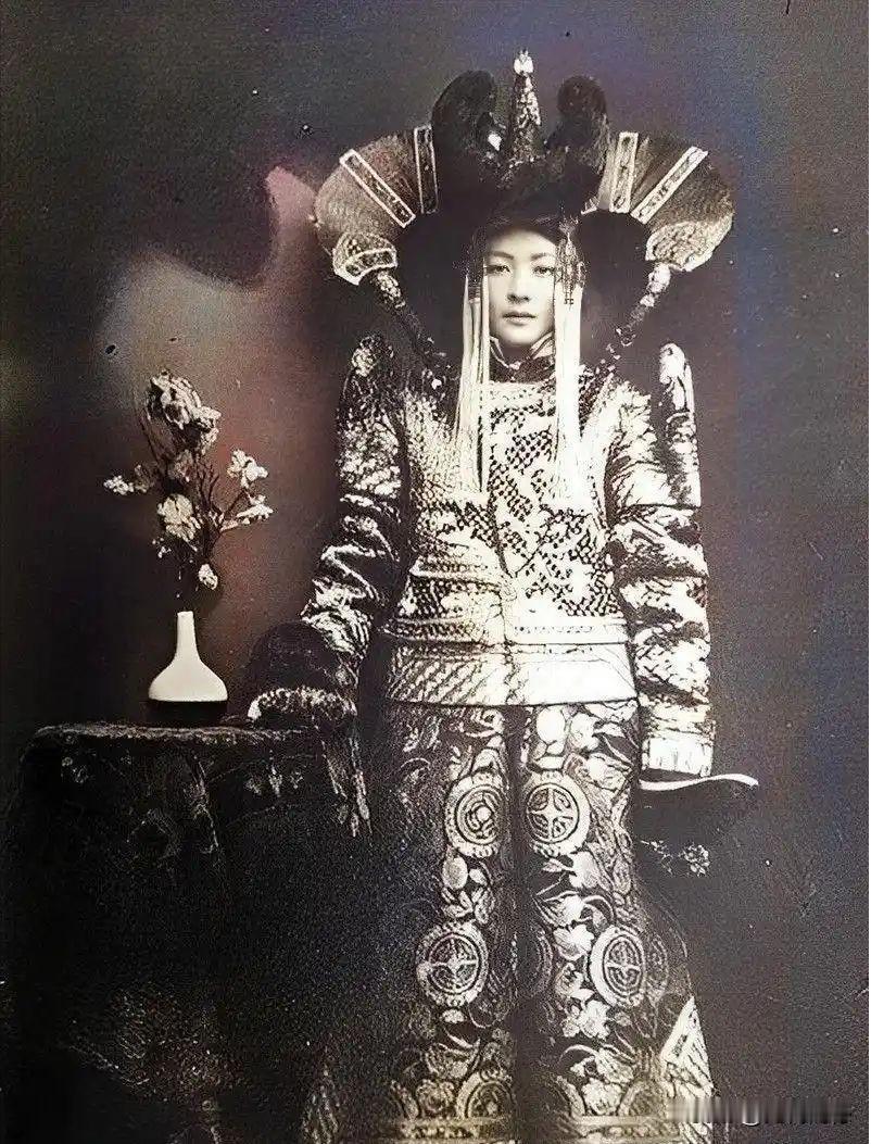 蒙古国的末代王后，人长的是很漂亮的，穿着打扮也是非常有民族特点的，感觉她穿的这是