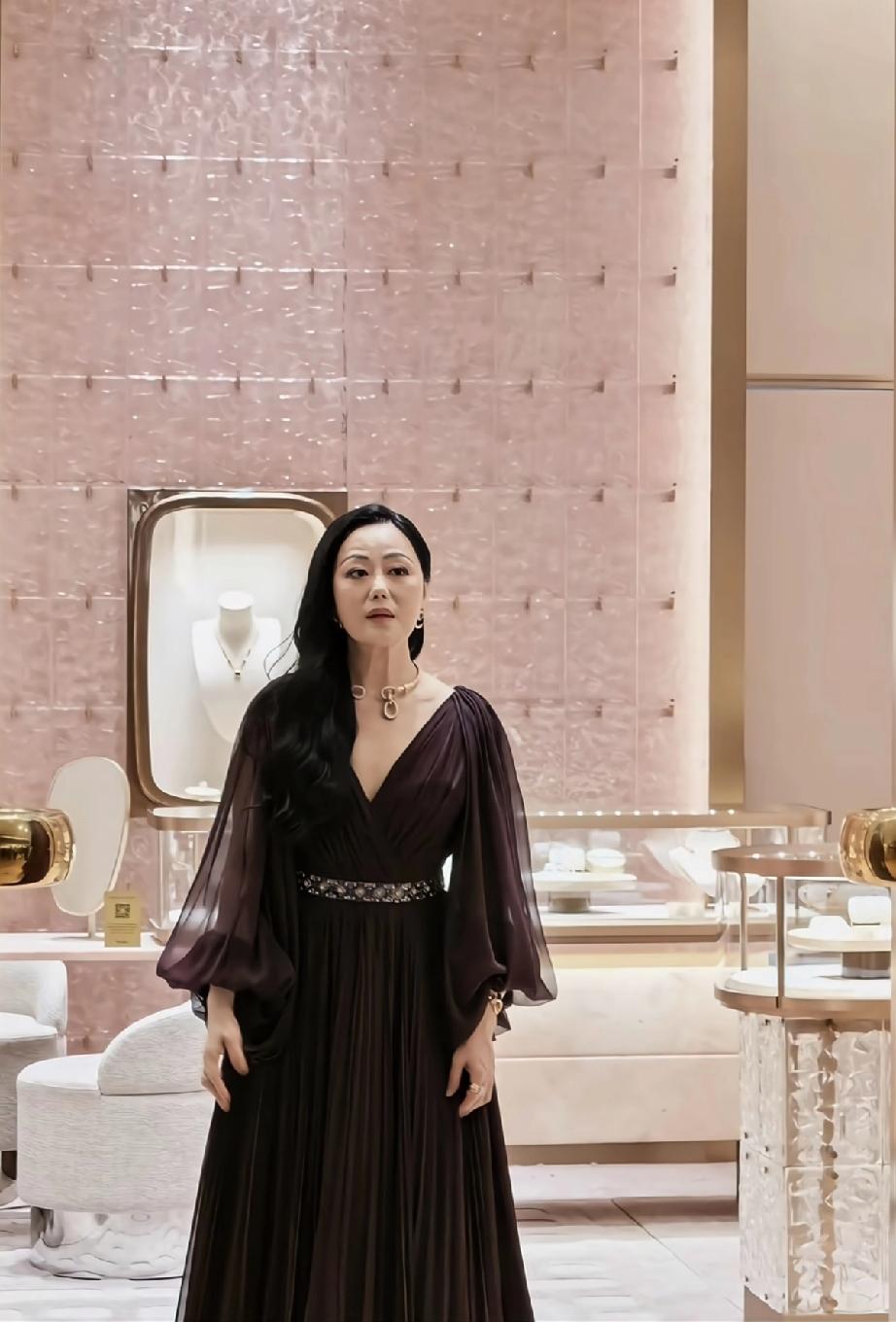 章小蕙广州太古里拍摄，身材肥硕像200斤，自认为是女神!3月21日，章小蕙现