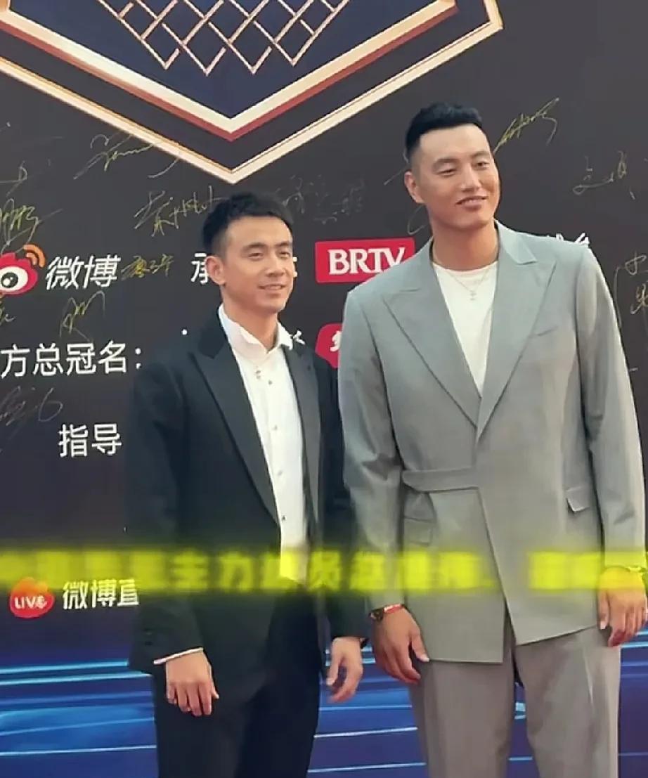 男篮走红毯不比娱乐明星差啊，一个比一个帅！郭艾伦、赵继伟、翟晓川、雷蒙、周琦、