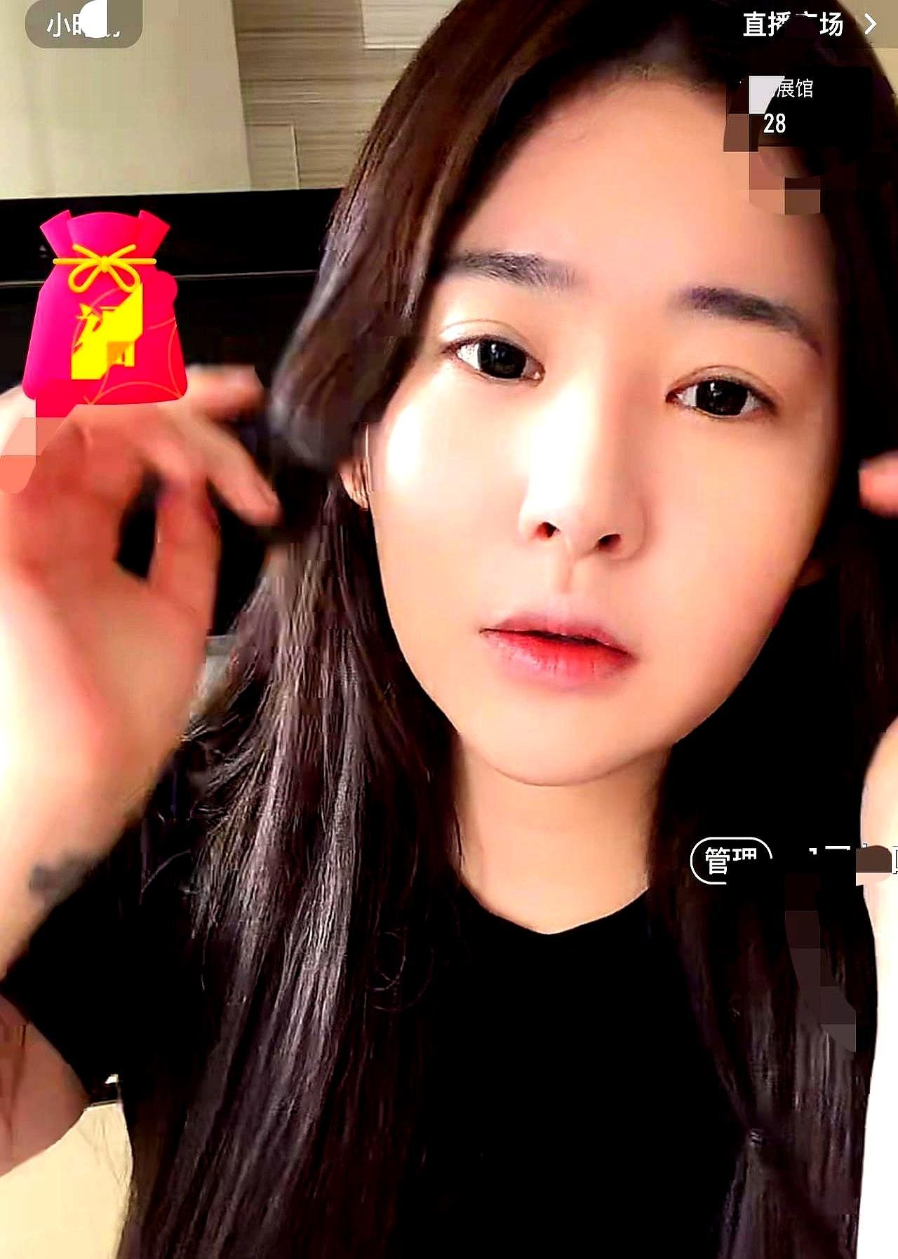 上一秒还在直播间捏着肚子上的赘肉自嘲，下一秒就亮出马甲线。黄一鸣这波操作，撕开了