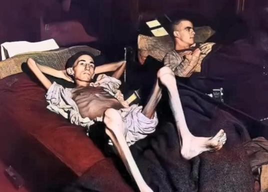 1945年，美国二等兵乔·戴姆勒被德军囚禁3个月后，终于被盟军救出。照片中的他，