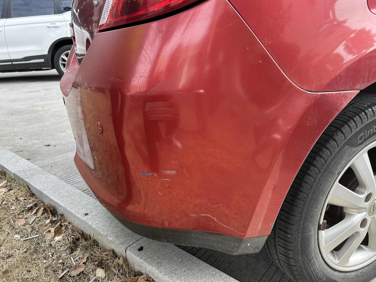 楼下邻居非说我车蹭了她的，拿尺子量了半天，交警一句话让她哑口无言。今天真是憋