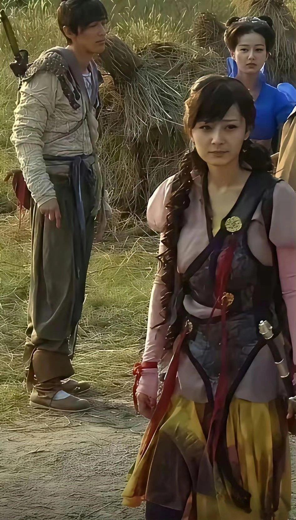 现在就看仙剑三的花絮图。胡歌、霍建华、杨幂这是在拾荒吗？