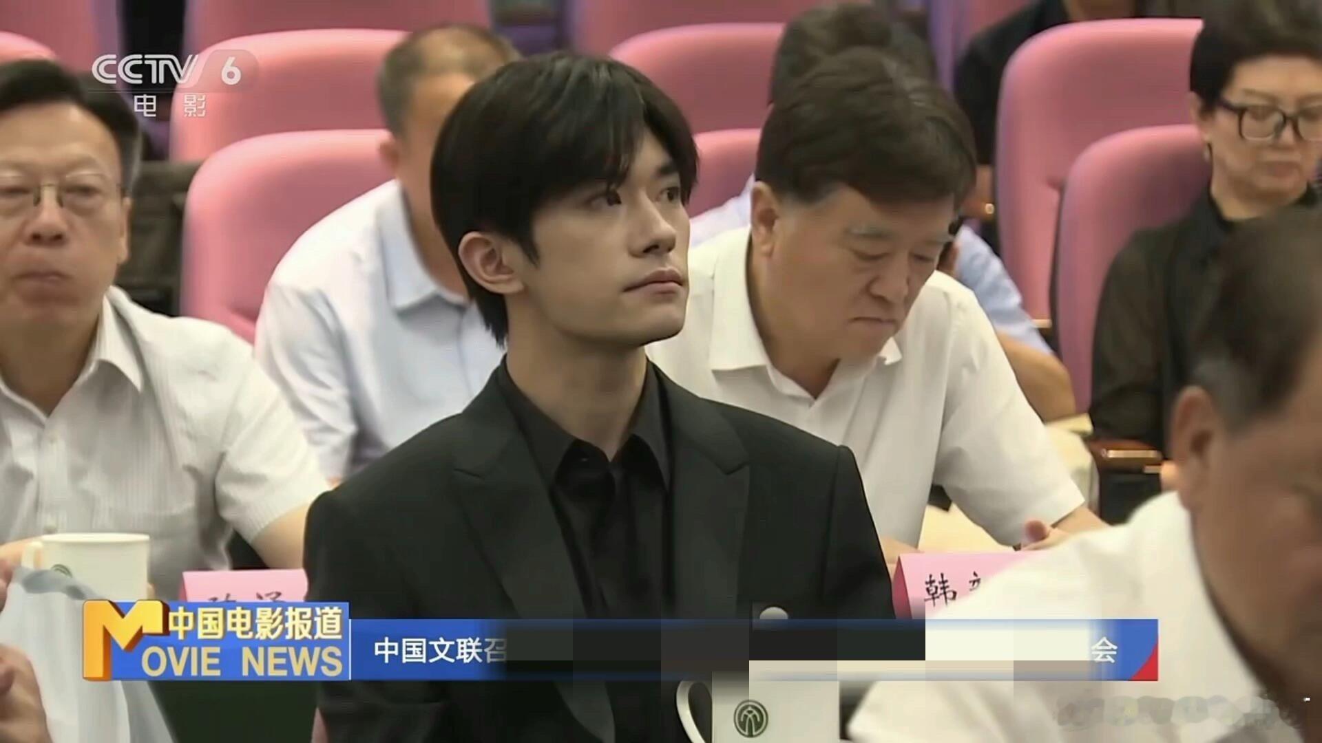 我的天，易烊千玺最新官方镜头下长这样…哥你别太权威​​​