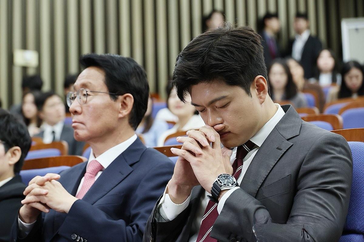 国民力量的党首好当吗？金龙泰的面部表情就是最好的答案就算硬撑不辞职，他的任期