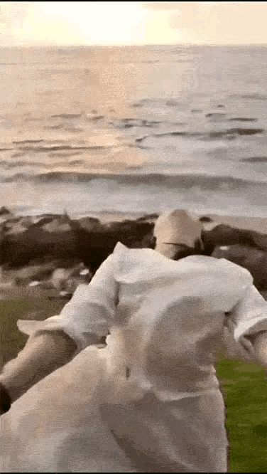 为了拍照连命都豁出去？这操作真的看不懂！斯里兰卡那名探身火车外拍照的中国女游