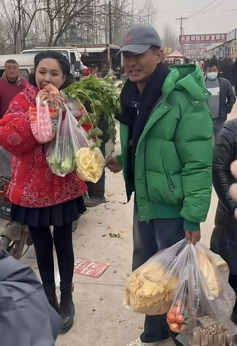 郭晓东带老婆程莉莎回山东老家过春节，夫妻俩一大早赶大集买年货，穿衣打扮朴素，脸上