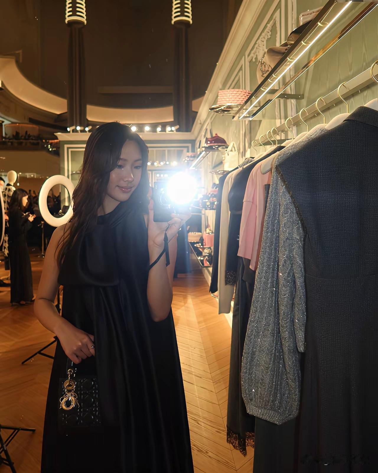 感觉小S在下一盘大棋果不其然就是这样想当年她姊妹仨大姐珍珍无意娱乐圈