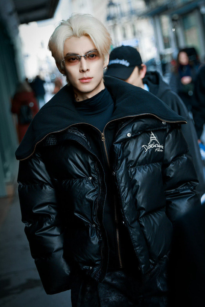王鹤棣巴黎街头出神图王鹤棣白金渐变发色allblack造型王鹤棣巴黎街头出神