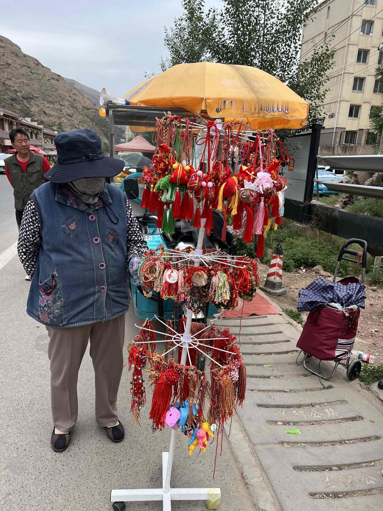 地点：兰州市还有三天就端午节了，兰州市场上的节日气氛比往年要淡多了，往年这个时