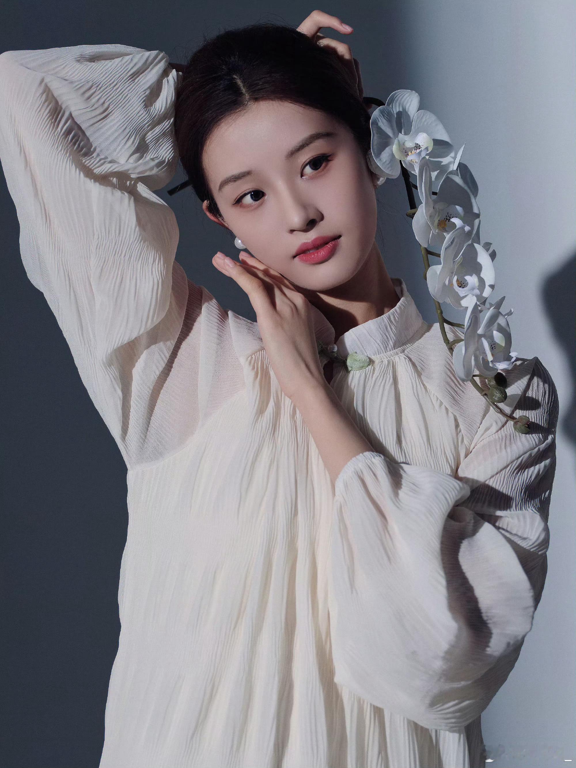 谁懂！这组冬至新中式大片把中式美人的氛围感焊死了✨骨相美绝，气质高雅贵气，仪态更