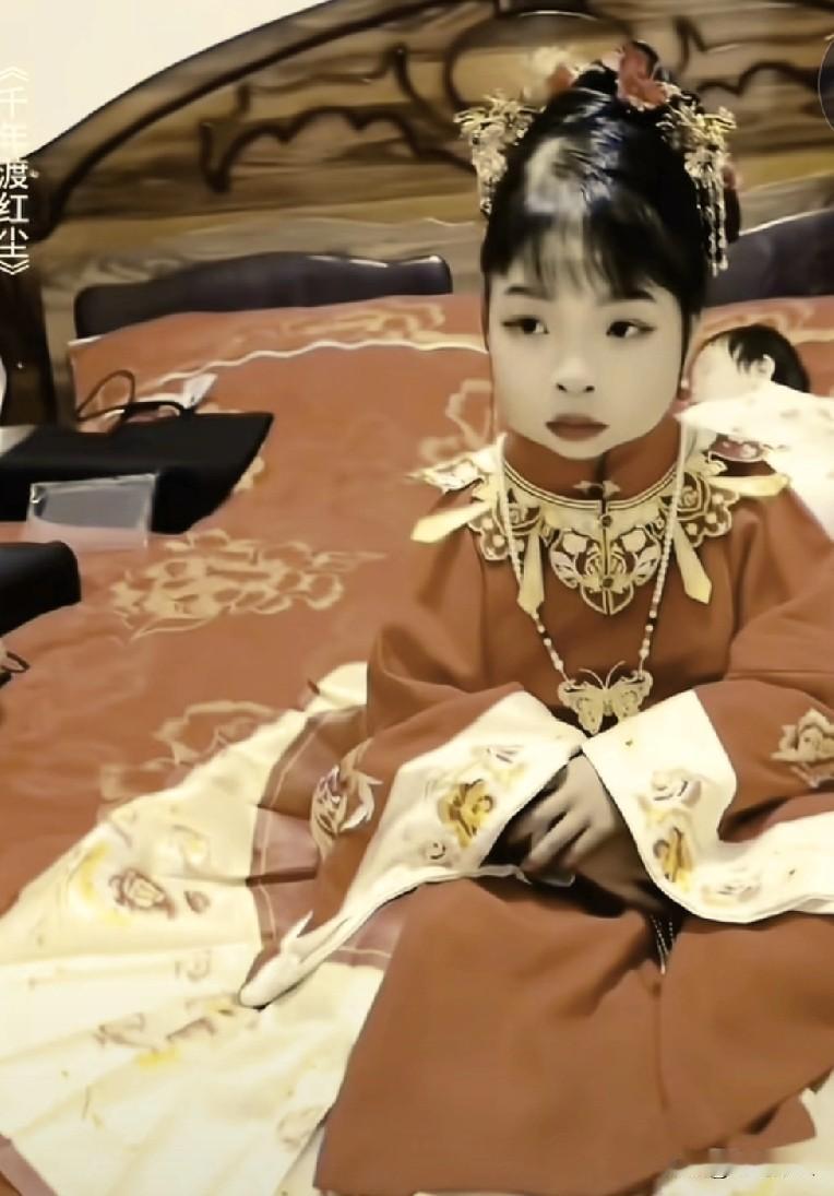 我都不敢想象，这么小的媳妇接回去不是残害生命吗？刚才看了一个视频，新娘子只有六