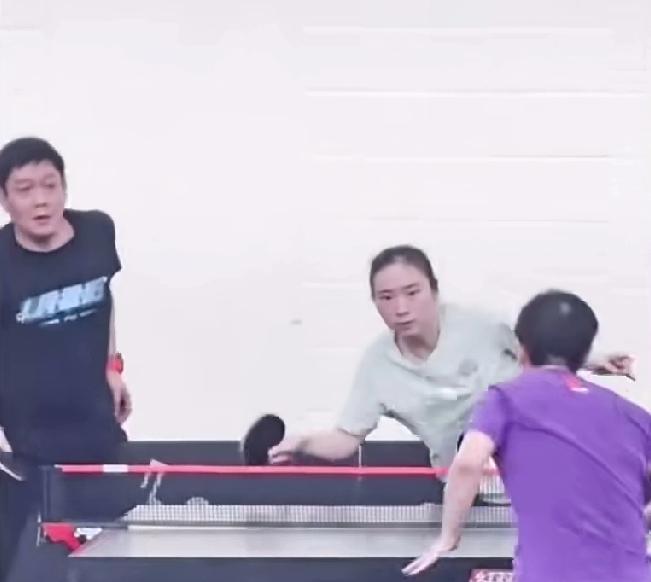 原来这个莎莎的陪练真不是佳佳了。新加坡大满贯看看图中男的是邱贻可，女生不是佳佳