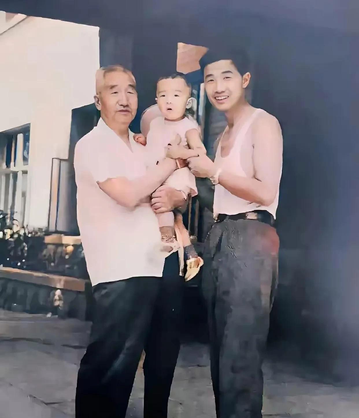 70年代，徐向前元帅在自家门口拍摄了这张照片。边上这个正在微笑的年轻人，居然是他