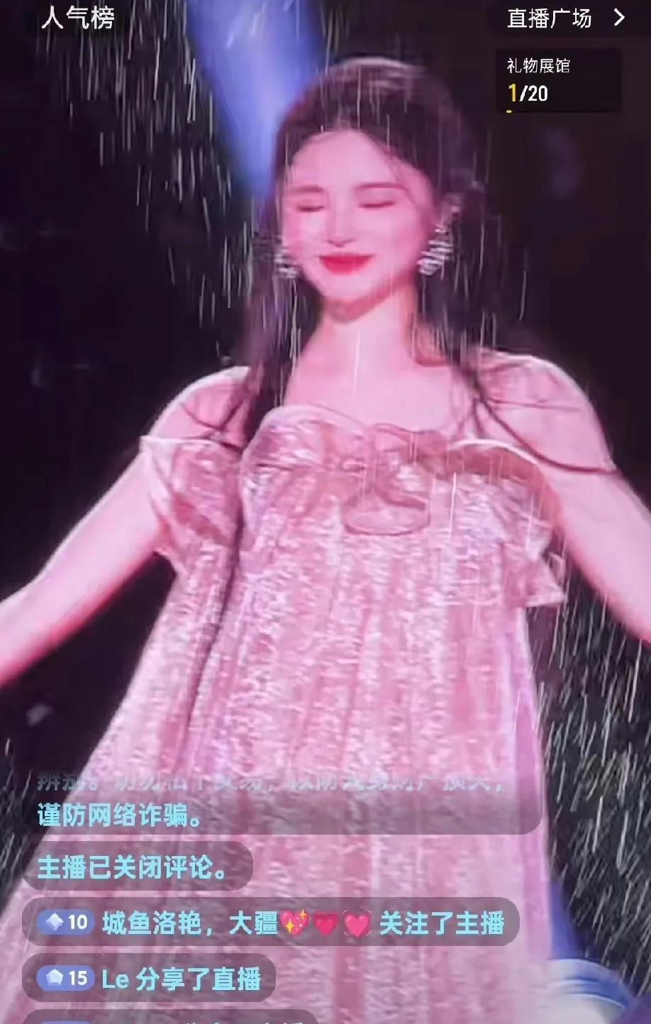 今晚天赐的声音巅峰歌会好惨啊，这一场大雨，还真是天赐的[捂脸哭]！为啥选在室外录