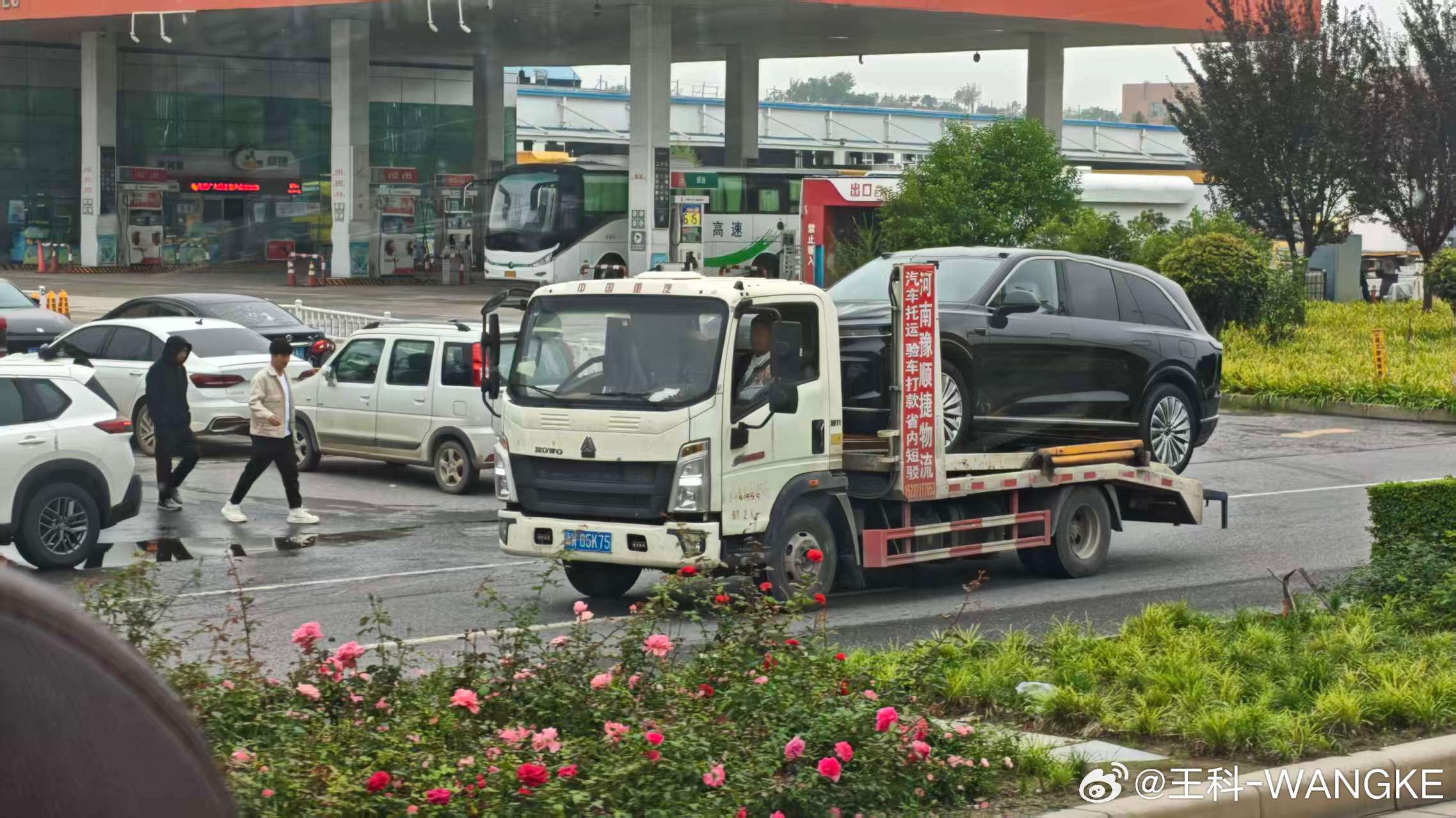 乐道L90的车身尺寸确实够大，这在普通拖车上的姿态感觉都要掉下来了！我与汽车的日