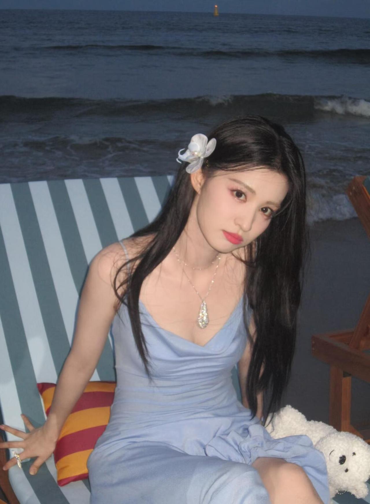 王楚然《多面镜》紫雾里，水晶垂成星子的泪你低头，把光折成碎影像把心事