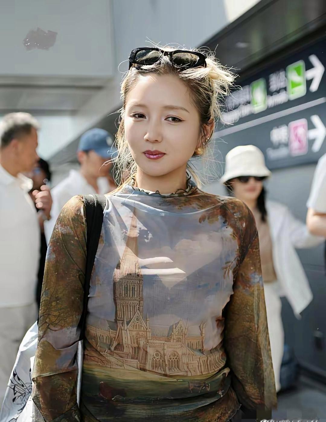 何洁现身成都，一身穿搭潮流时髦，整个人状态年轻鲜活，气质十分出众。​​​
