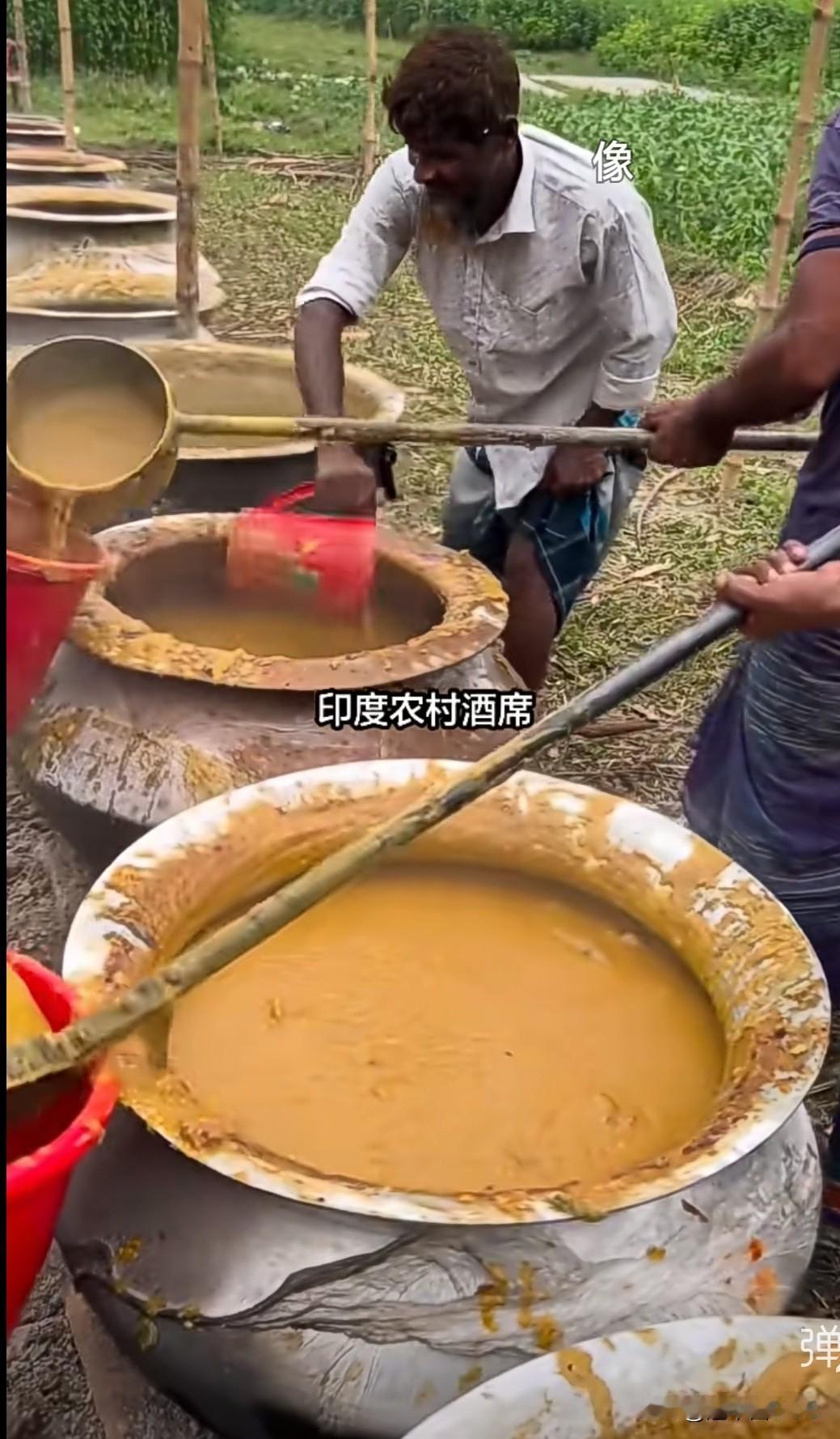 网上流传的段子果然不是空穴来风！看着这两张印度农村酒席的照片，我脑海里立马蹦出那