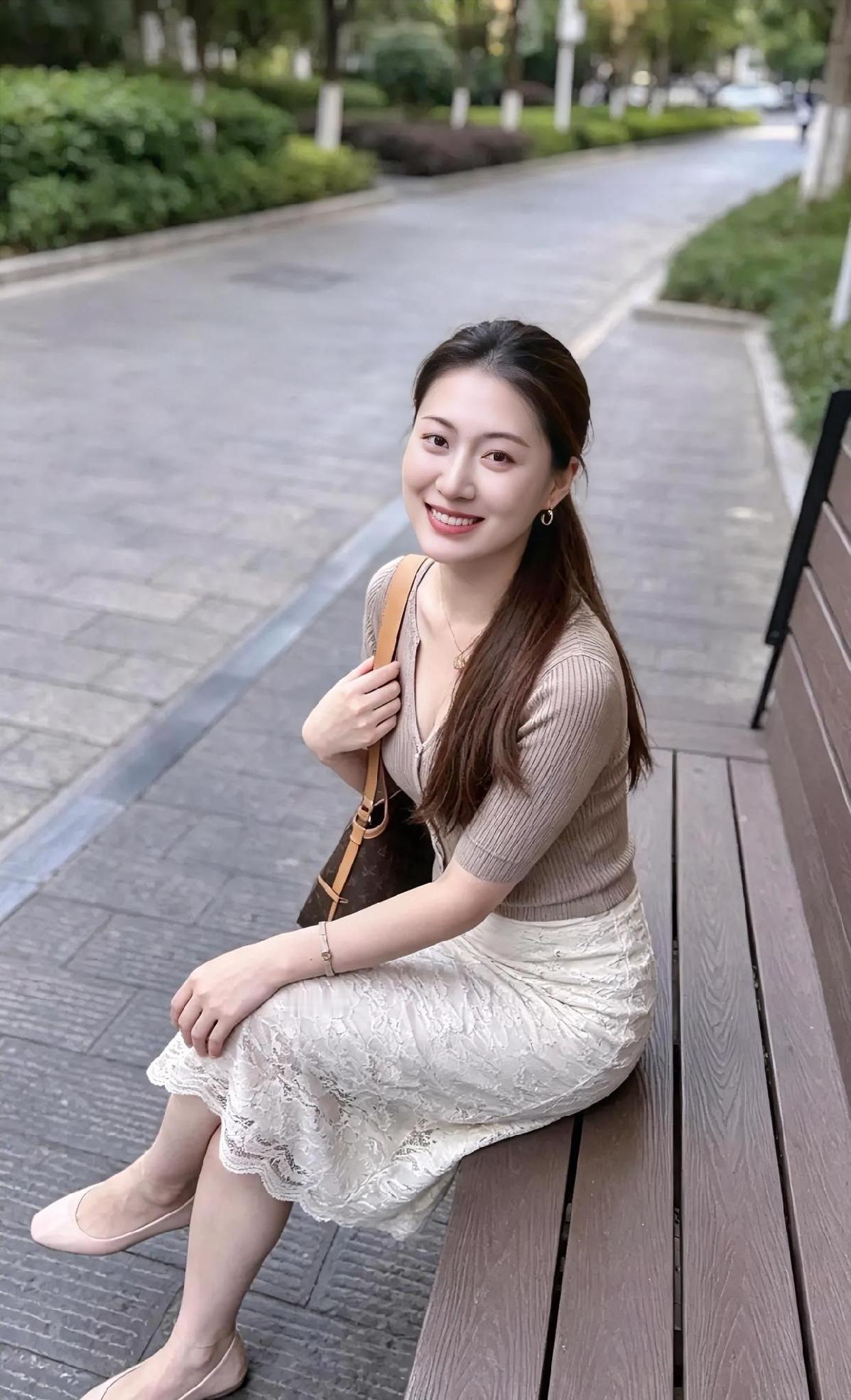 长椅轻坐，针织衫配蕾丝裙。笑容甜美，眼里有光心里暖。林荫小道微风