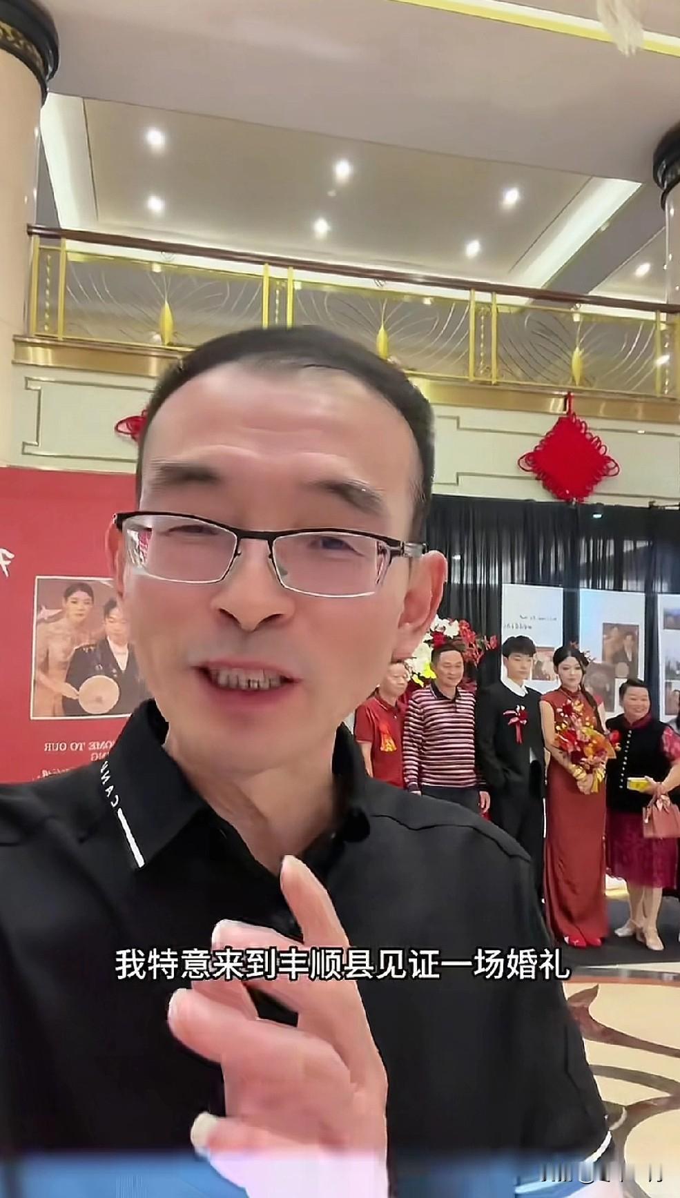 小时候被谢浩男咬的满肚皮牙印儿的小男孩儿结婚了,谢爸去参加了婚礼。两岁时的谢