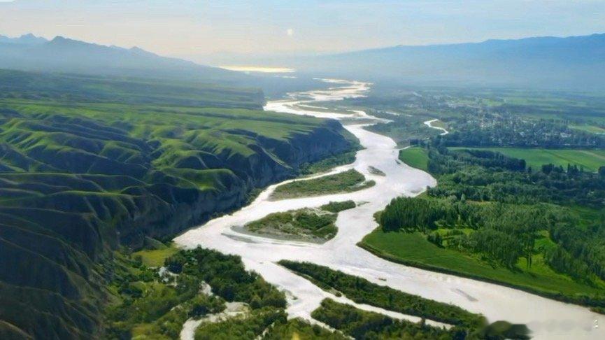 伊犁河谷藏着一条牛奶河景色美轮美奂太绝了