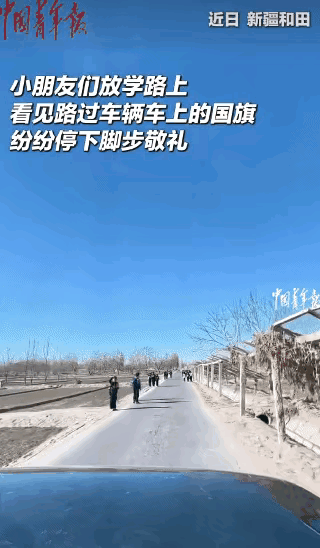 “看哭了！”新疆的一段温暖瞬间再次刷爆了朋友圈。一个普通的男子自驾旅游，路过一个